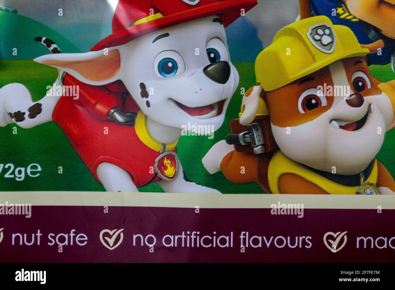 Keine künstlichen Aromen und Nuss sicher - Details auf der Packung Von Kinnerton Paw Patrol Milchschokoladenbarren Stockfoto