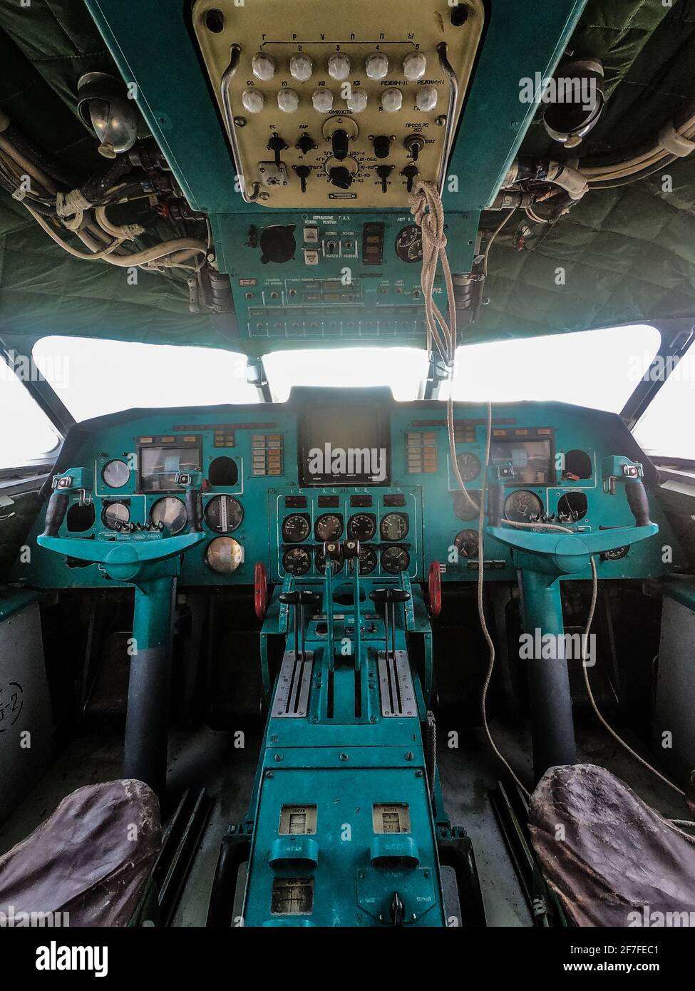 DAGESTAN, RUSSLAND: Im Cockpit des Bodeneffektfahrzeugs. UNGLAUBLICHE Bilder haben das Geheimnis verlassen Sowjetunion Flugzeug-ähnlichen Boden eff enthüllt Stockfoto