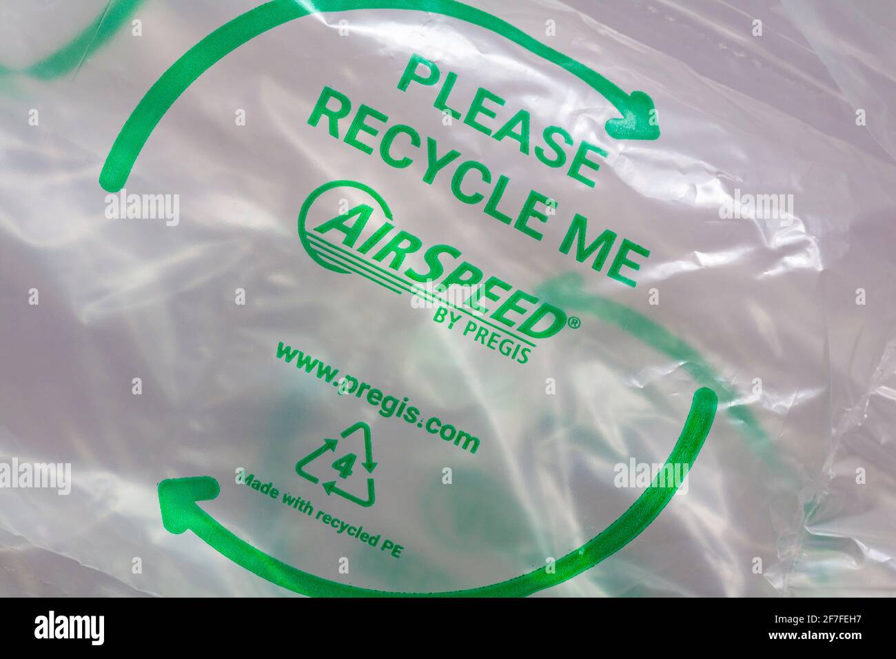Bitte recyceln Sie mich Airspeed by PREGIS, hergestellt mit recyceltem PE – Recycling Recycling Logo-Symbol Stockfoto