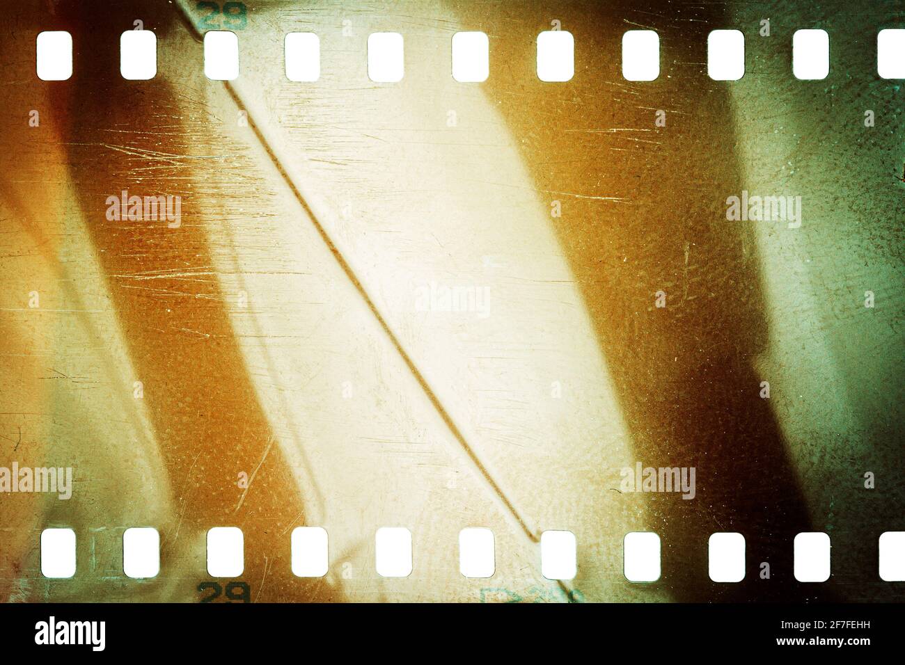 Staubige und schmutzige 35-mm-Filmtextur oder -Oberfläche. Perforierter Kamerafilm isoliert auf weißem Hintergrund. Stockfoto