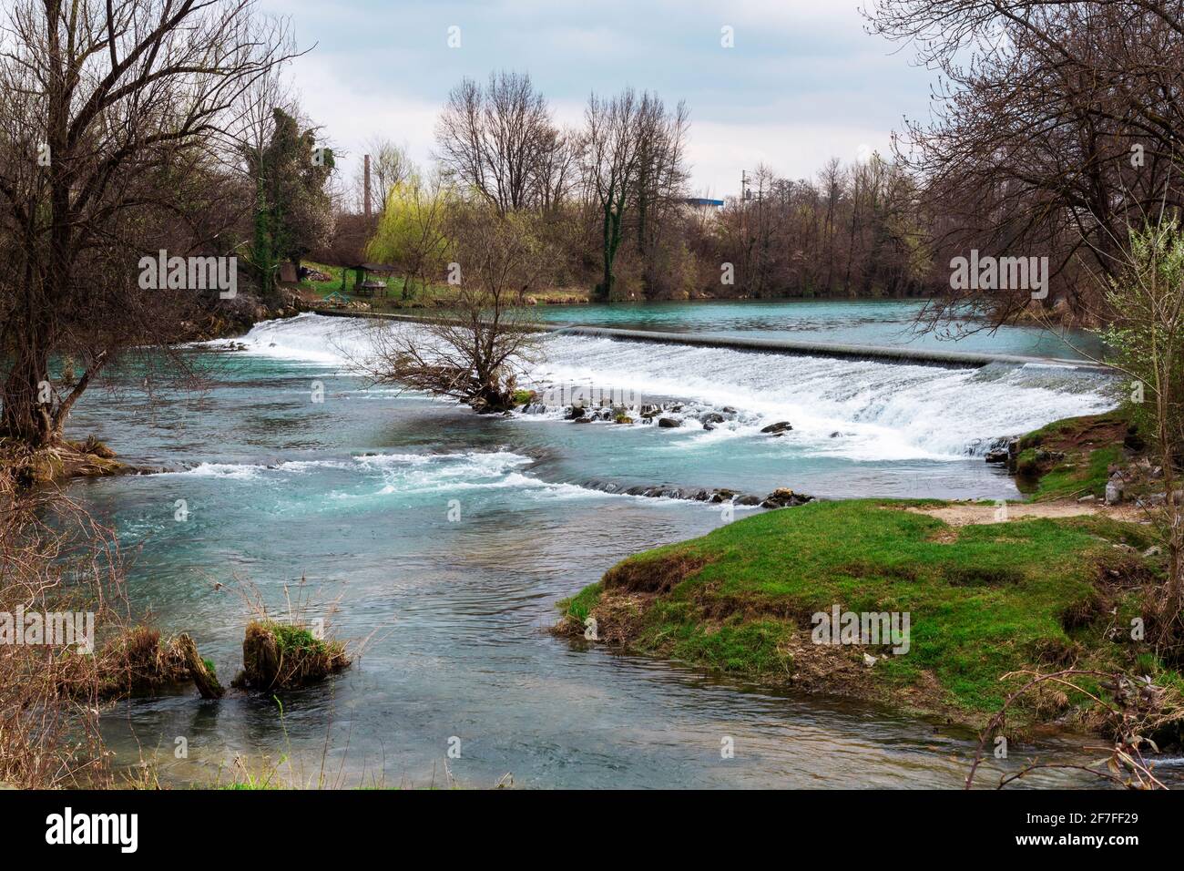 Kleine Wasserfälle auf dem Fluss Mreznica, Karlovac, Kroatien. Stockfoto