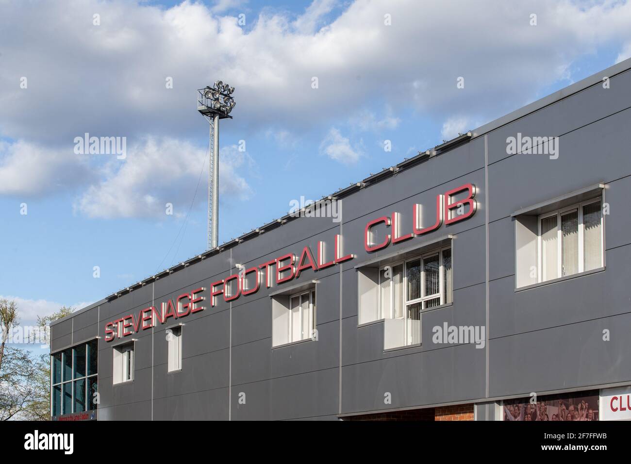 Frontansicht des Lamex Stadium, Broadhall Way, Heimstadion des Stevenage Football Club Stockfoto