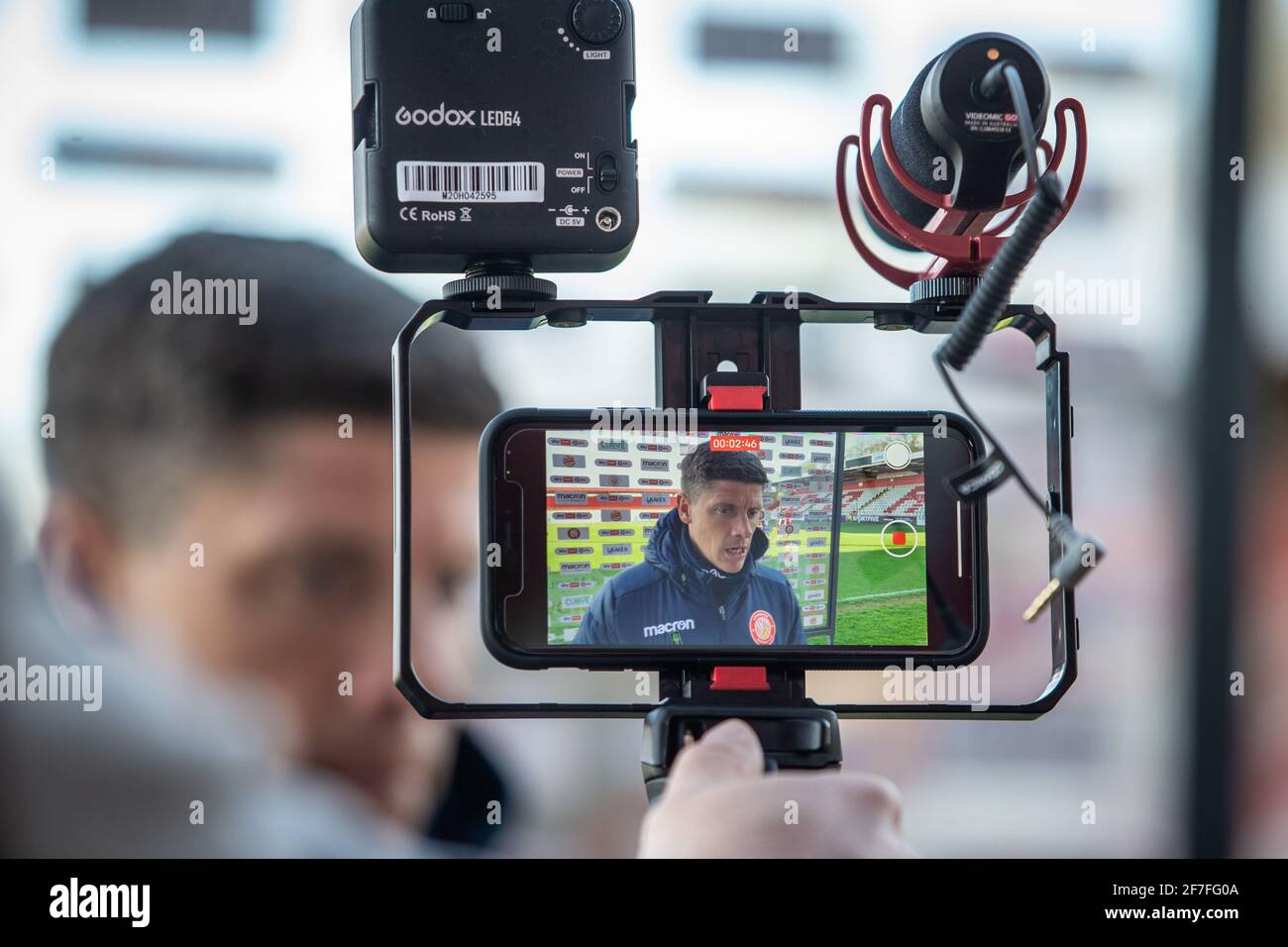 Fußballmanager Alex Revell filmte und interviewte Journalisten nach dem Spiel. Stockfoto