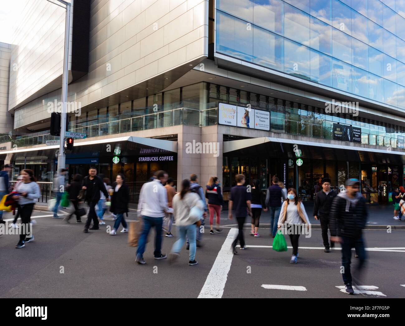 Chatswood, Sydney, NSW - 15. Mai 2020: Geschäftige Straßen in der Nähe des Westfield-Einkaufszentrums, einen Tag nach der Lockerung der Einschränkungen in Sydney. Bewegungsunschärfe Stockfoto