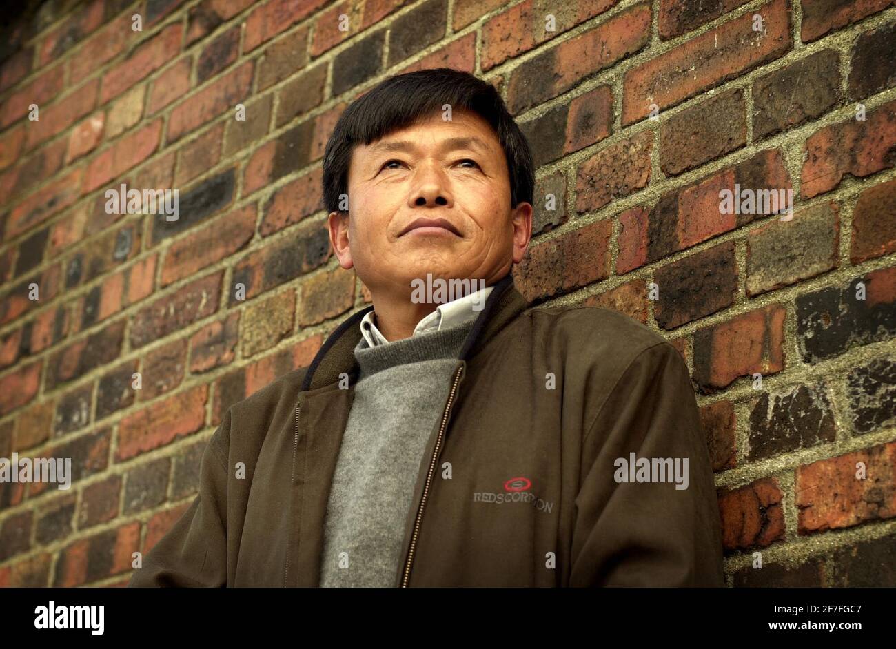 TIBETISCHER MENSCHENRECHTSMONITOR UND EHEMALIGER POLITISCHER GEFANGENER GEDUN RINCHEN, DER IM MAI 1993 VERHAFTET WURDE, NACHDEM ER VON DER EUROPÄISCHEN KOMMISSION EINEN BRIEF ÜBER MENSCHENRECHTSVERLETZUNGEN FÜR EINE DELEGATION VERFASST HATTE, DIE TIBET BESUCHT HATTE. Stockfoto