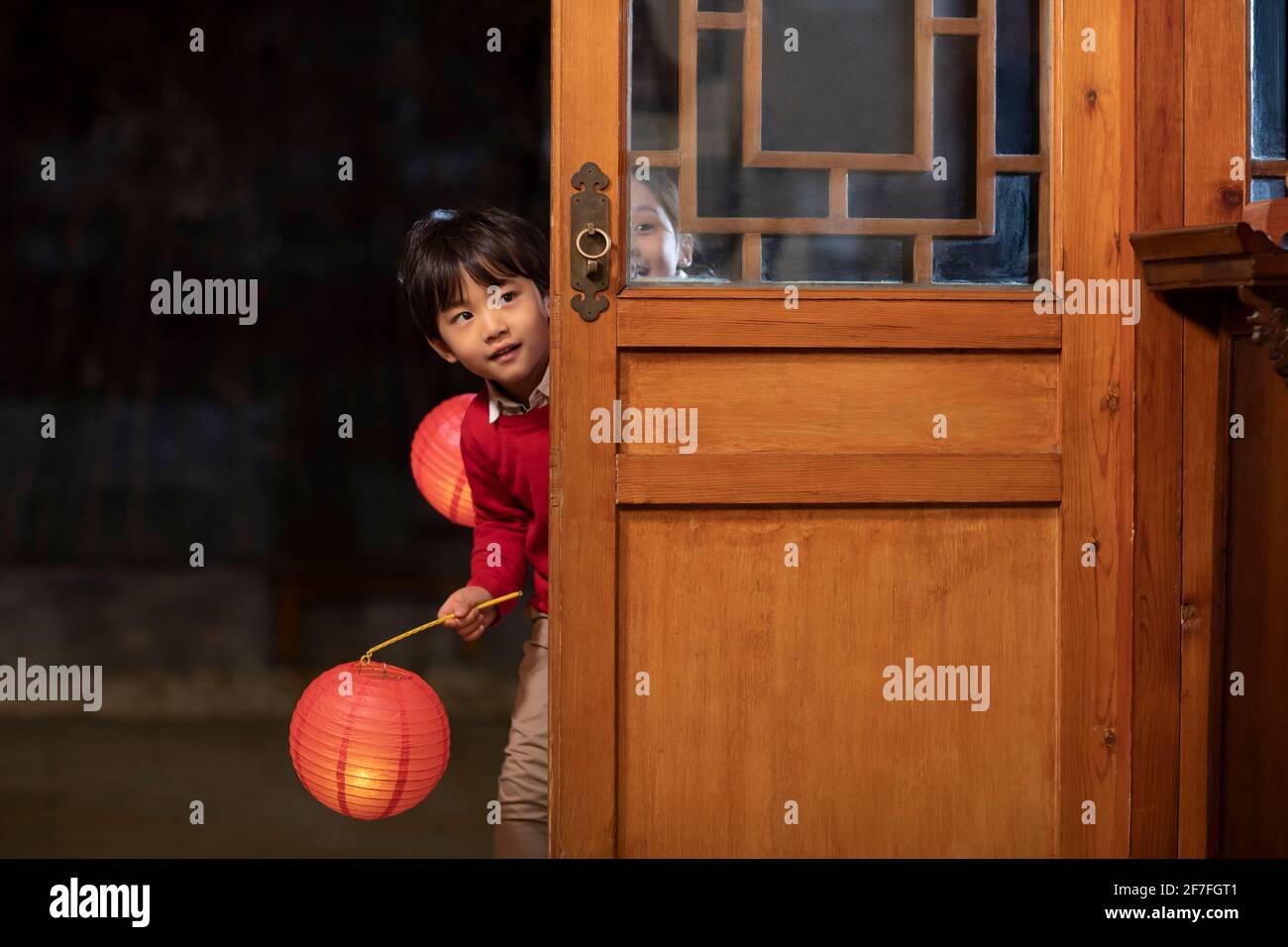 Glückliche Geschwister halten chinesische Laternen Stockfoto