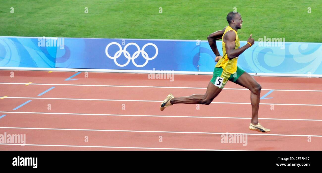 OLYMPISCHE SPIELE PEKING 2008. 12. MEN'S S 200 M FINALE USAIN BOLT KURZ VOR GOLD ZU GEWINNEN. BILD DAVID ASHDOWN Stockfoto