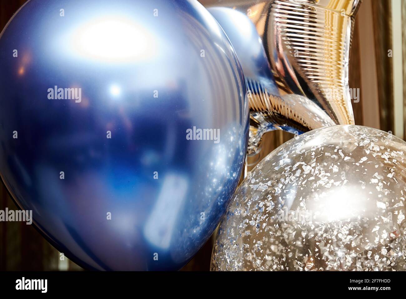 Luftballons Hintergrundstruktur mit blauen, silbernen und transparenten Farben. Feier Symbole und Hintergründe Stockfoto