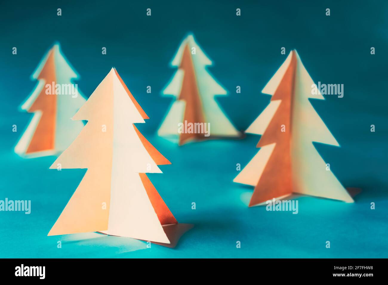 Eco Concept Weihnachtsbäume Aus Papier. Winterurlaub-Karte. Einfache, Minimalistische Papierdekorationen. Weiße Pines Fichten Fichten Stockfoto