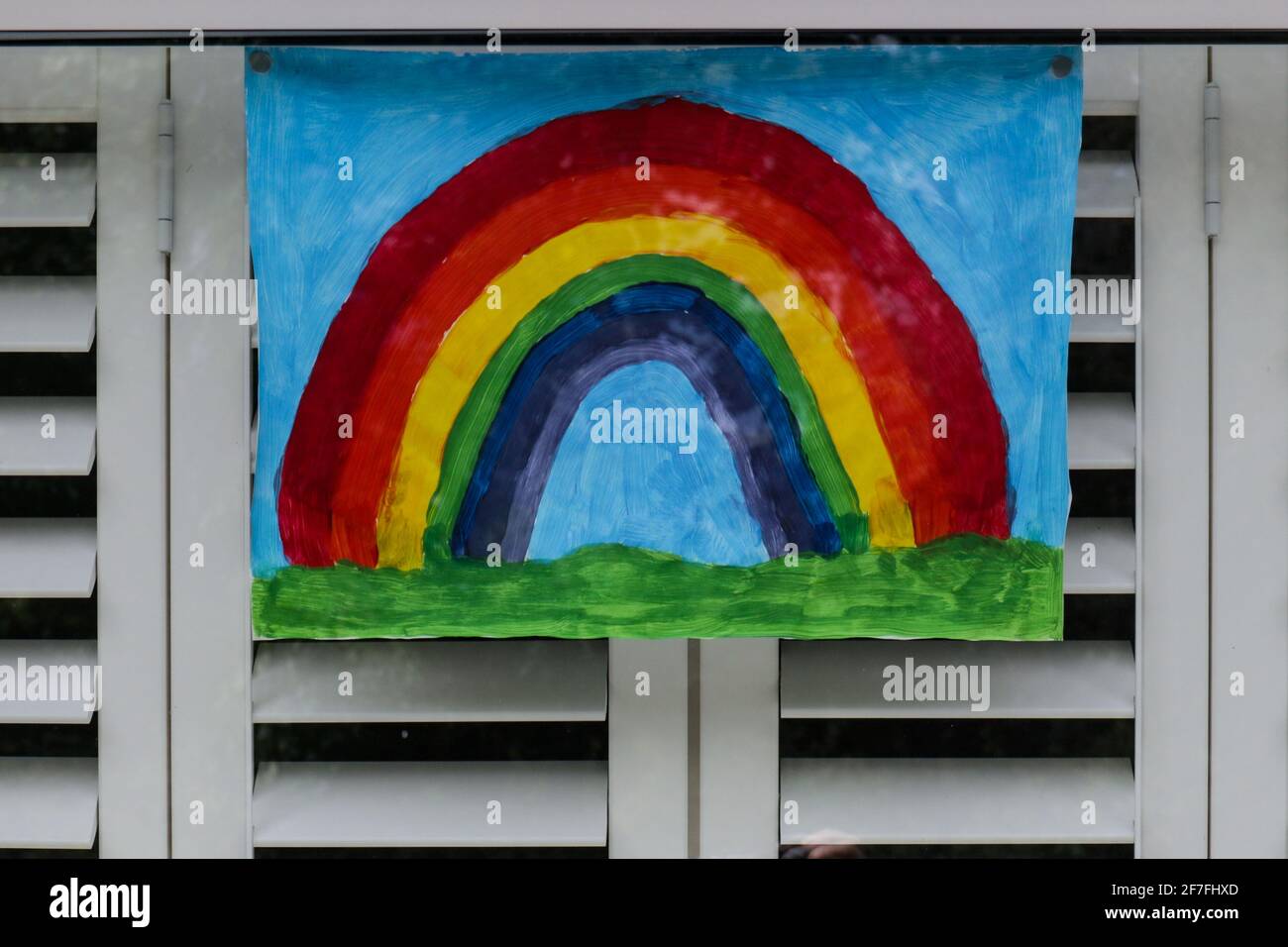 Worthing, West Sussex.Regenbogenzeichnung im Fenster eines Hauses, um sich bei den britischen Krankenhauspersonal zu bedanken, die arbeiteten, während andere zu Hause während der Sperre verwahrten Stockfoto