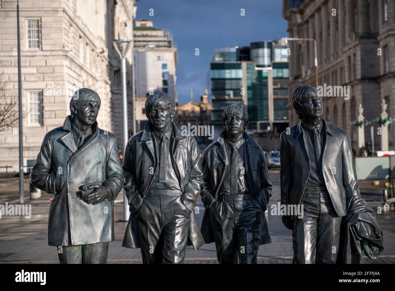 Die Skulptur der Beatles-Statue am Pier Head an der Liverpool Waterfront, Liverpool, Merseyside, England, Großbritannien, Europa Stockfoto