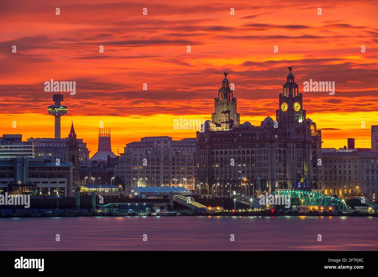 Liverpool Waterfront at Sunrise with amazing Sky, Liverpool, Merseyside, England, Vereinigtes Königreich, Europa Stockfoto