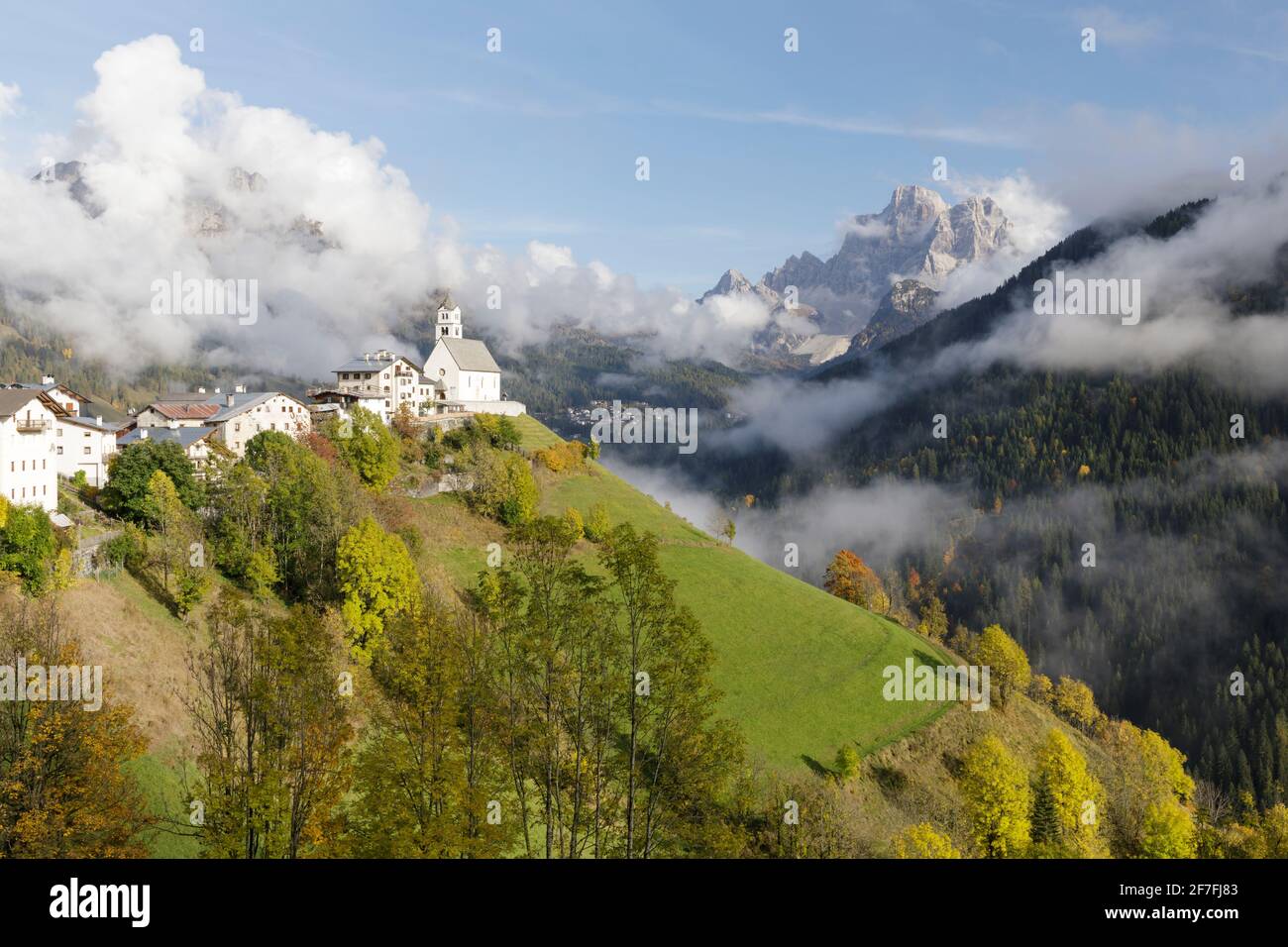 Chiesa di Colle Santa Lucia in the village of Colle Santa Lucia, Italian Dolomites, Veneto, Italy, Europe Stockfoto