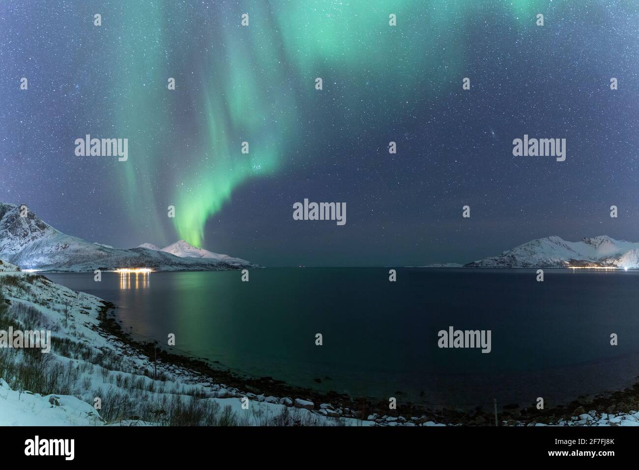 Die Nordlichter (aurora borealis) erleuchten den Himmel in der Nähe von Tromso, Norwegen, Skandinavien, Europa Stockfoto