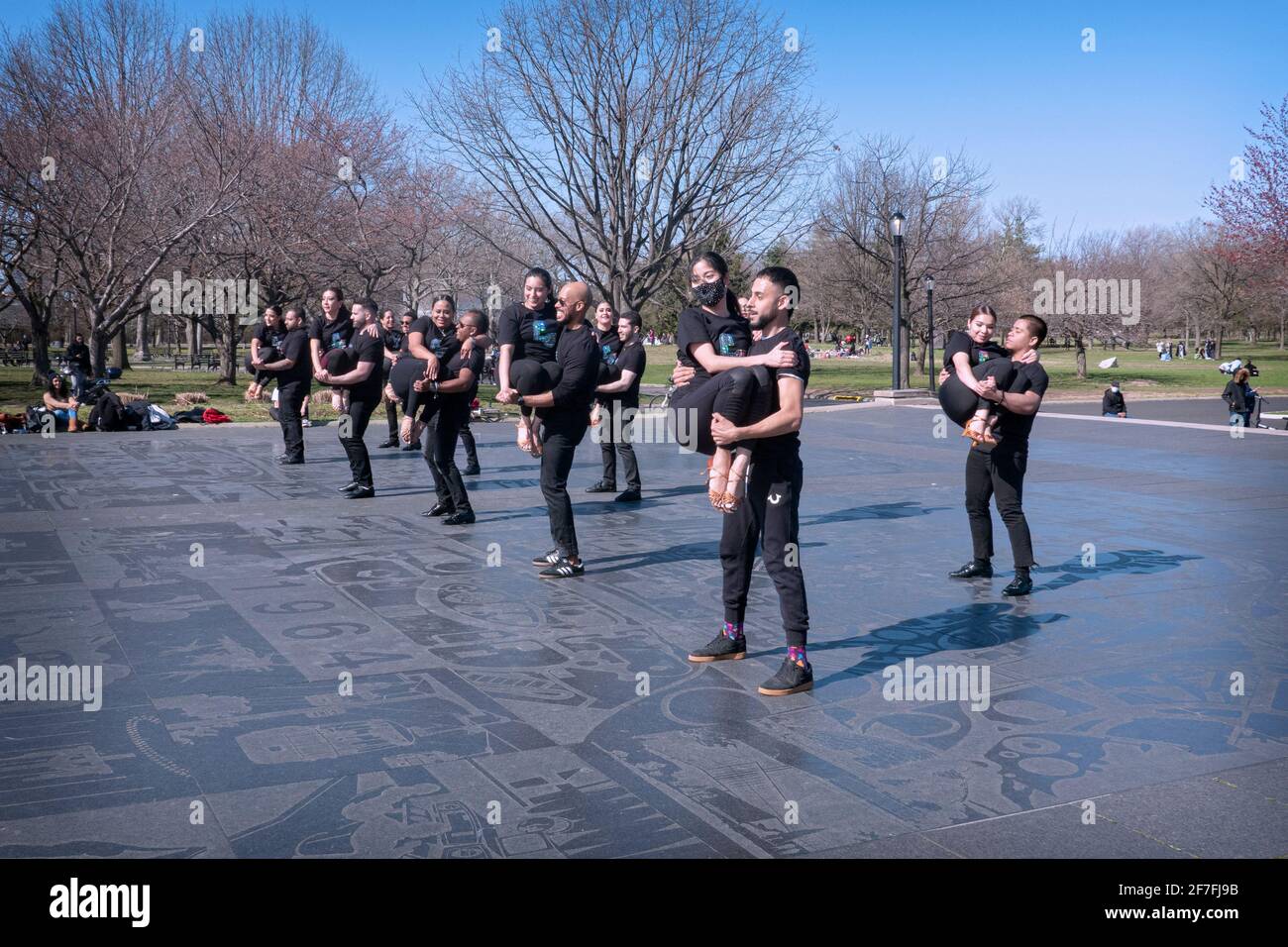 Eine Gruppe vom Cali Salsa Pal Mundo Tanzstudio tritt öffentlich auf, um ihre Schule zu publizieren. Im Flushing Meadows Corona Park in Queens, NYC. Stockfoto