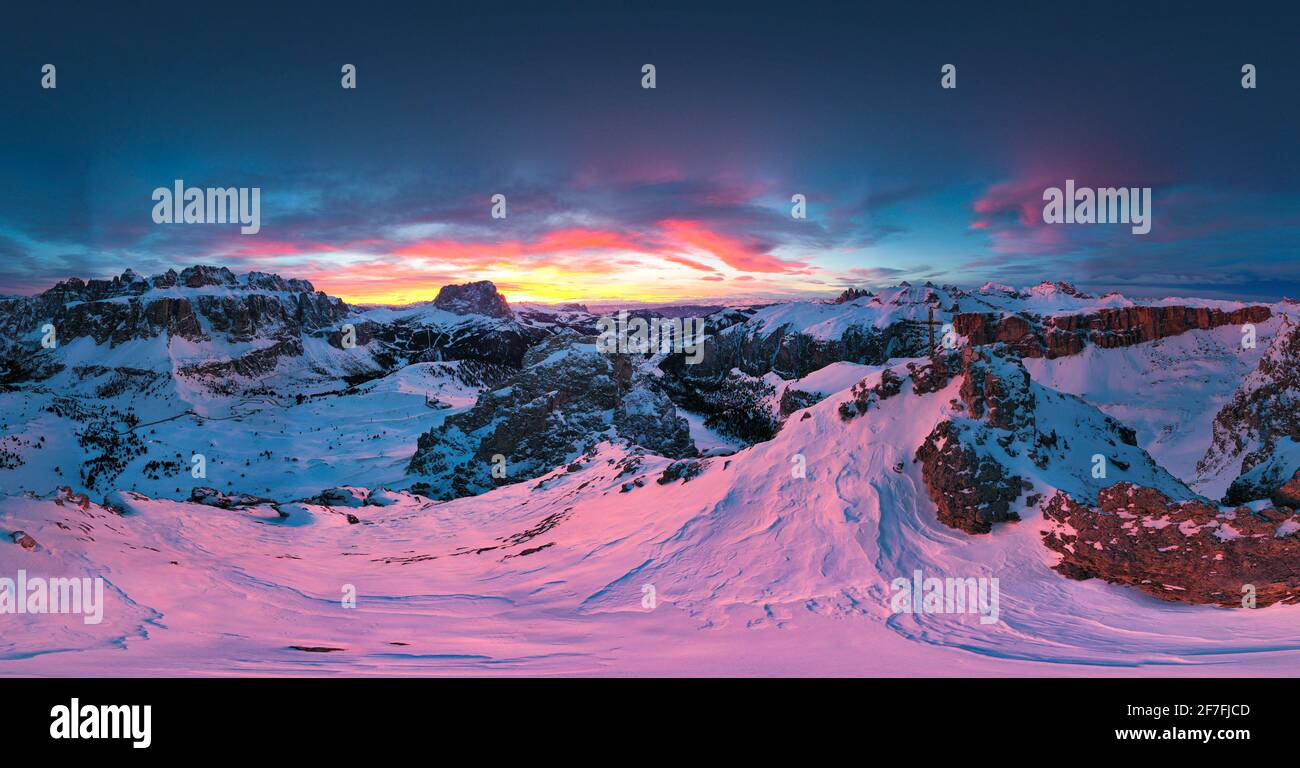 Rosafarbener Sonnenuntergang auf den schneebedeckten Bergen Gran Cir, Geisler, Langkofel und Sellagruppe im Winter, Dolomiten, Südtirol, Italien, Europa Stockfoto