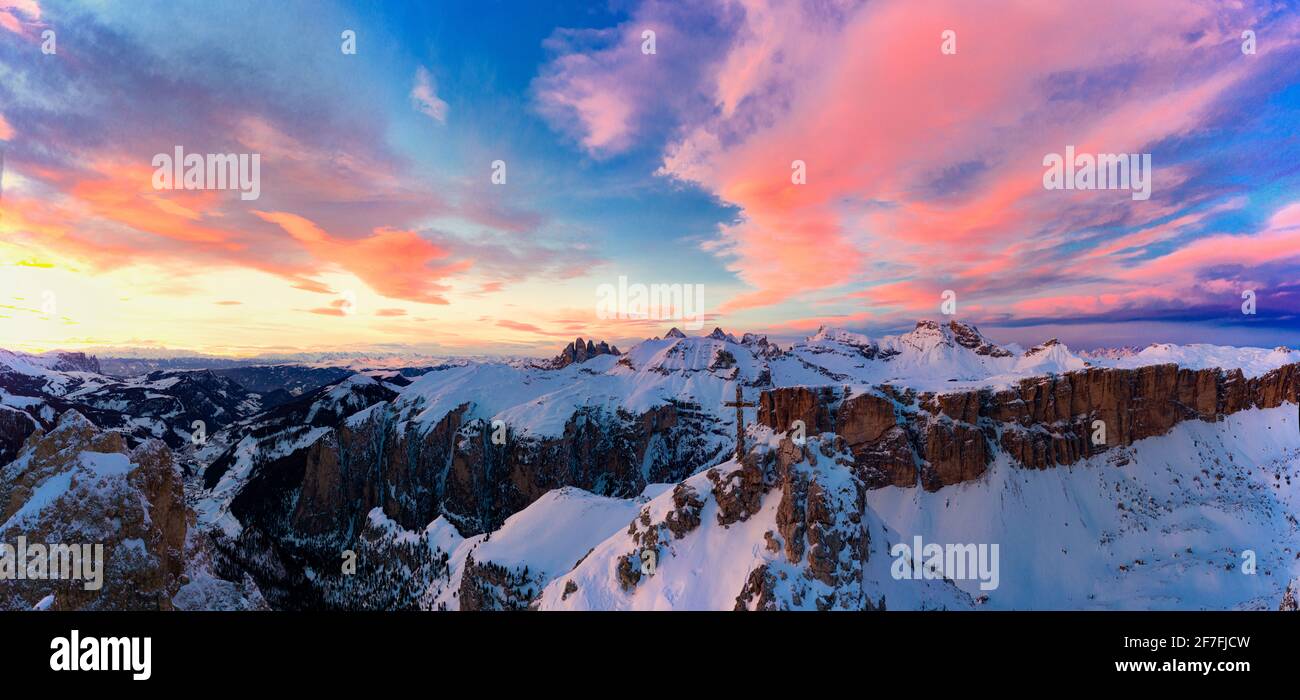 Rosafarbene Wolken am Himmel bei Sonnenuntergang über dem Gran Cir und den Geislerbergen im Winter, den Dolomiten, Südtirol, Italien, Europa Stockfoto