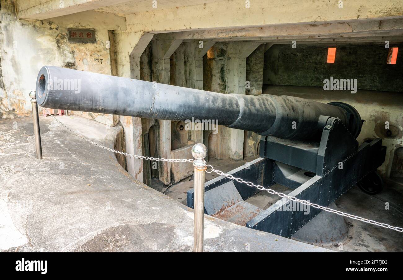 Krupp kanone ein altes 240mm Artilleriegewehr auf seiner Schießplattform von Gongbei Barbett in der Xiuying Festung in Haikou Hainan China (Übersetzung: Gongbei barbe Stockfoto