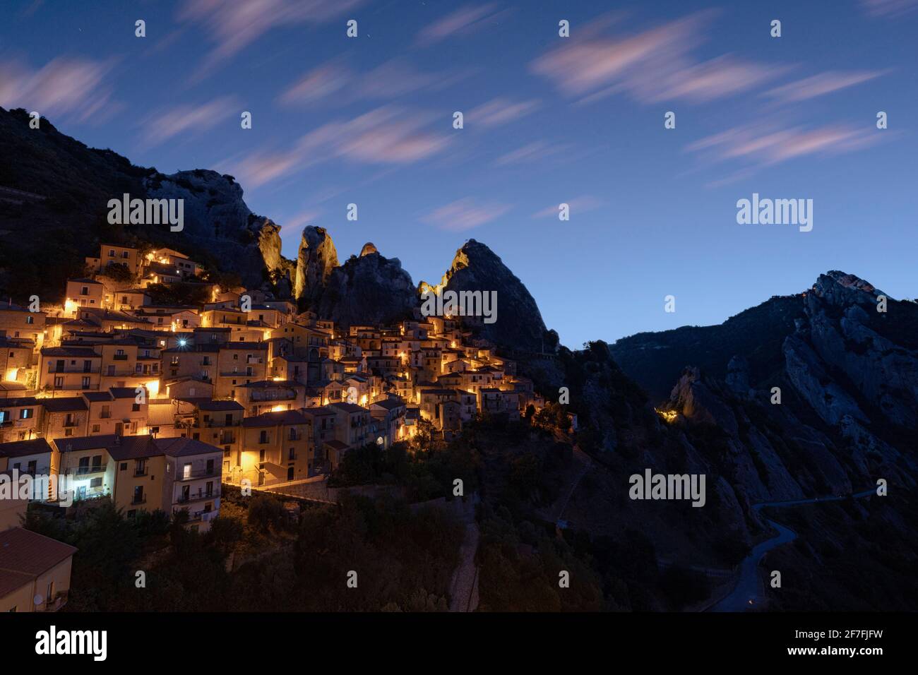 Beleuchtetes Dorf Castelmezzano, eingerahmt von den Gipfeln der Dolomiti Lucane bei Sonnenaufgang, Provinz Potenza, Basilikata, Italien, Europa Stockfoto