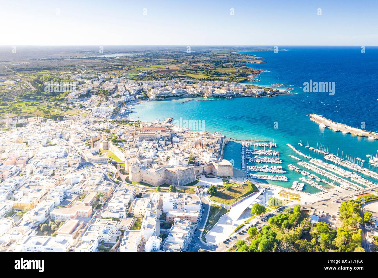 Luftaufnahme der Küstenstadt Otranto, die vom türkisfarbenen Meer gewaschen wird, Salento, Provinz Lecce, Apulien, Italien, Europa Stockfoto