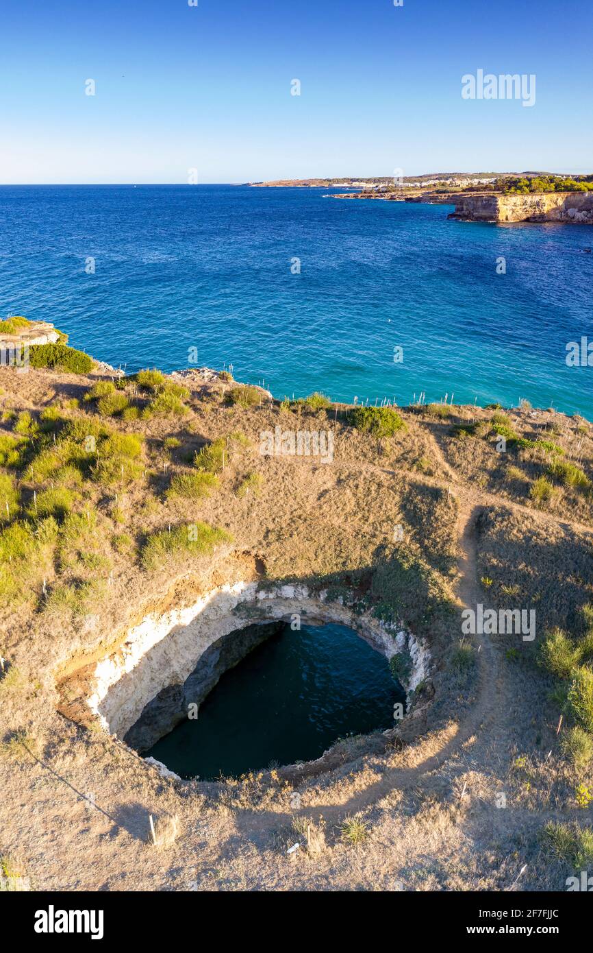 Natursteinbogen und offene Grotte, eingerahmt von türkisfarbenem Meer, Otranto, Provinz Lecce, Salento, Apulien, Italien, Europa Stockfoto