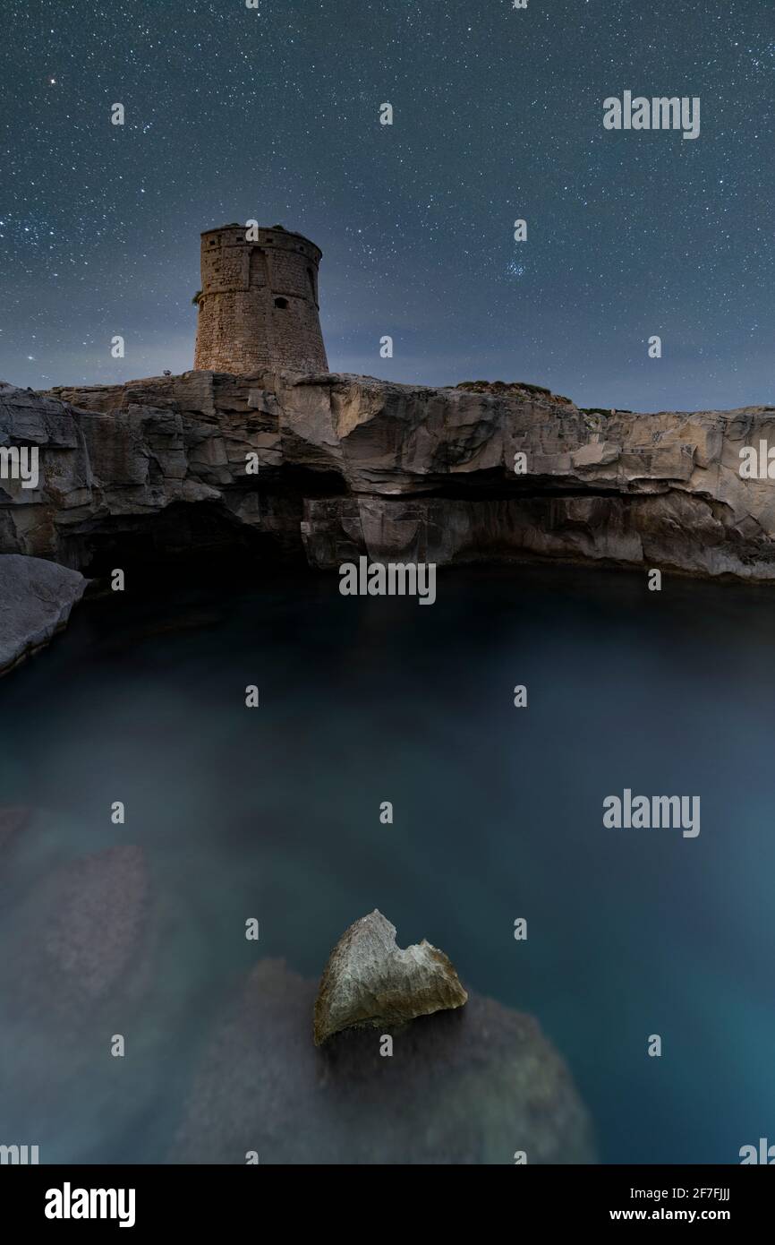 Sternenhimmel über Torre Miggiano Turm auf Klippen über dem Meer, Santa Cesarea Terme, Porto Miggiano, Lecce, Salento, Apulien, Italien, Europa Stockfoto