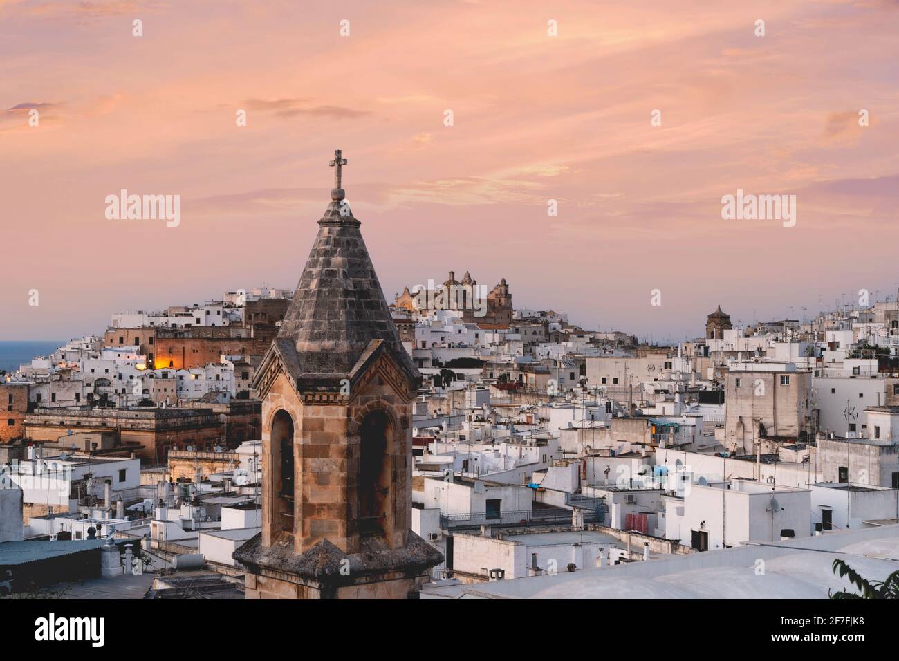 Altstadt von Ostuni bei Sonnenuntergang, Provinz Brindisi, Salento, Apulien, Italien, Europa Stockfoto