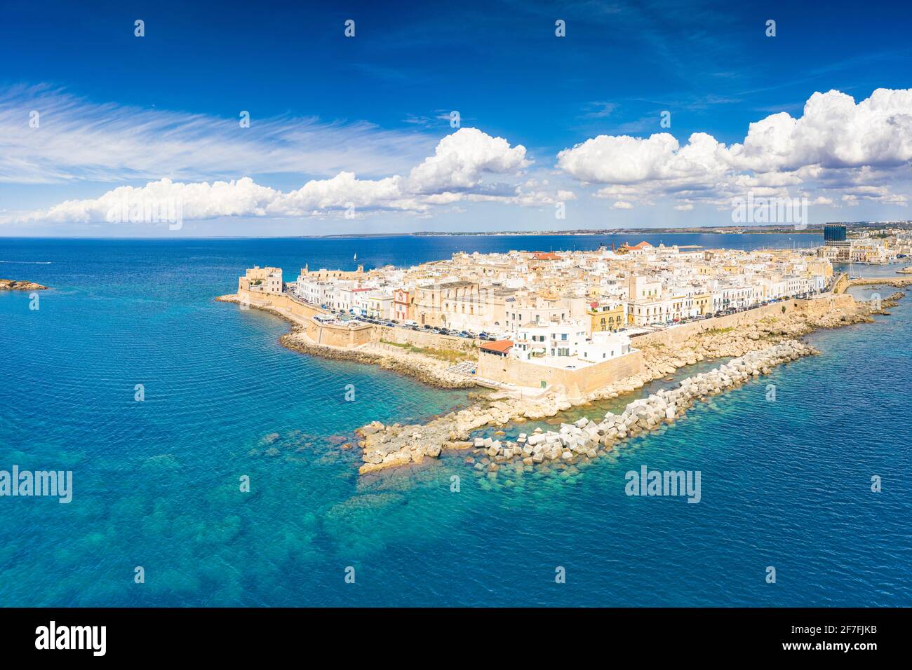 Luftaufnahme der umliegenden Mauern und der Altstadt von Gallipoli im Sommer, Provinz Lecce, Salento, Apulien, Italien, Europa Stockfoto