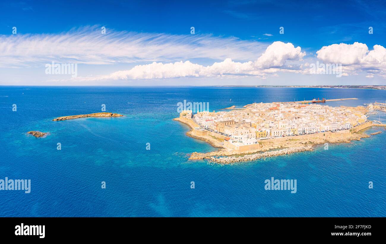 Altstadt und Hafen von Gallipoli an einem sonnigen Sommertag, Luftaufnahme, Provinz Lecce, Salento, Apulien, Italien, Europa Stockfoto