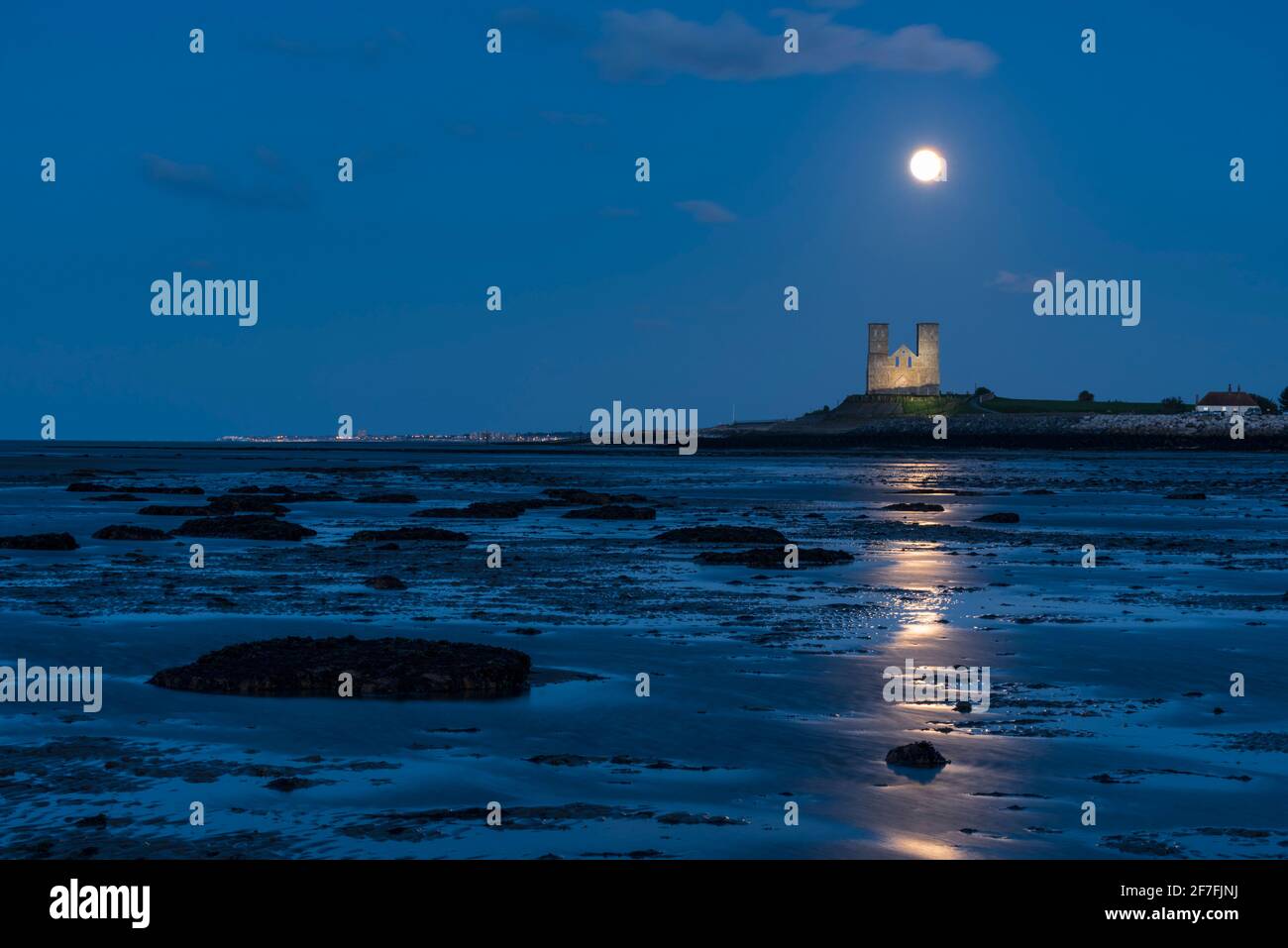 Vollmond über den Reculver Towers, Strand bei Ebbe, Reculver, Herne Bay, Kent, England, Vereinigtes Königreich, Europa Stockfoto