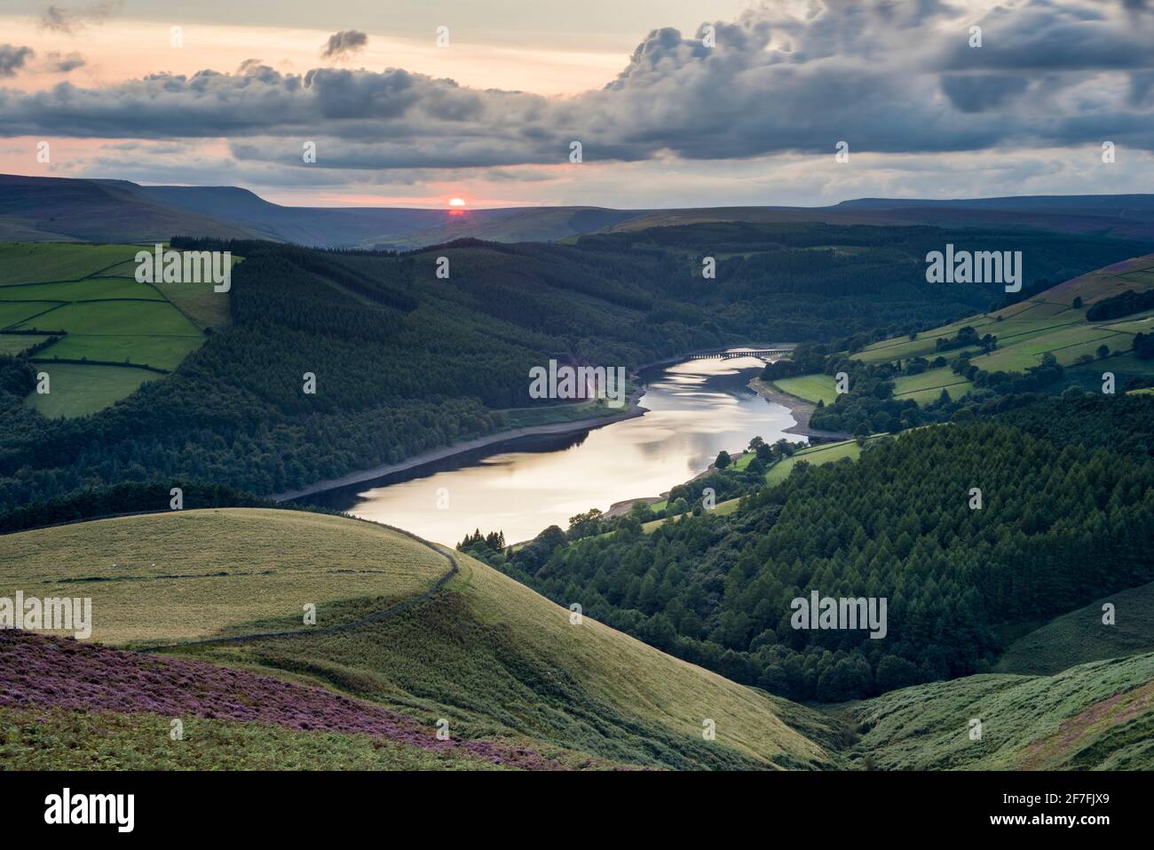 Blick auf das Ladybower Reservoir vom Whinstone Lee Tor, bei Sonnenuntergang, Peak District National Park, Derbyshire, England, Großbritannien, Europa Stockfoto