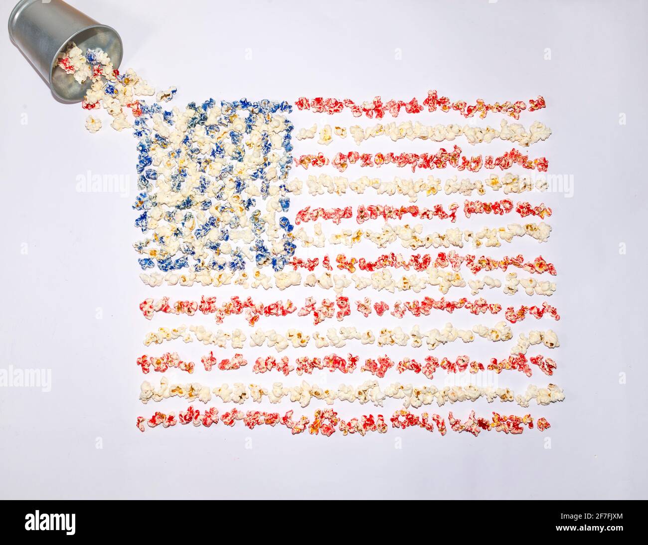 Amerikanische Flagge aus Popcorn. Farbenfrohe, flache Aufnahme auf weißem Hintergrund. Abstraktes Konzept. Nationalitätenideen. Stockfoto