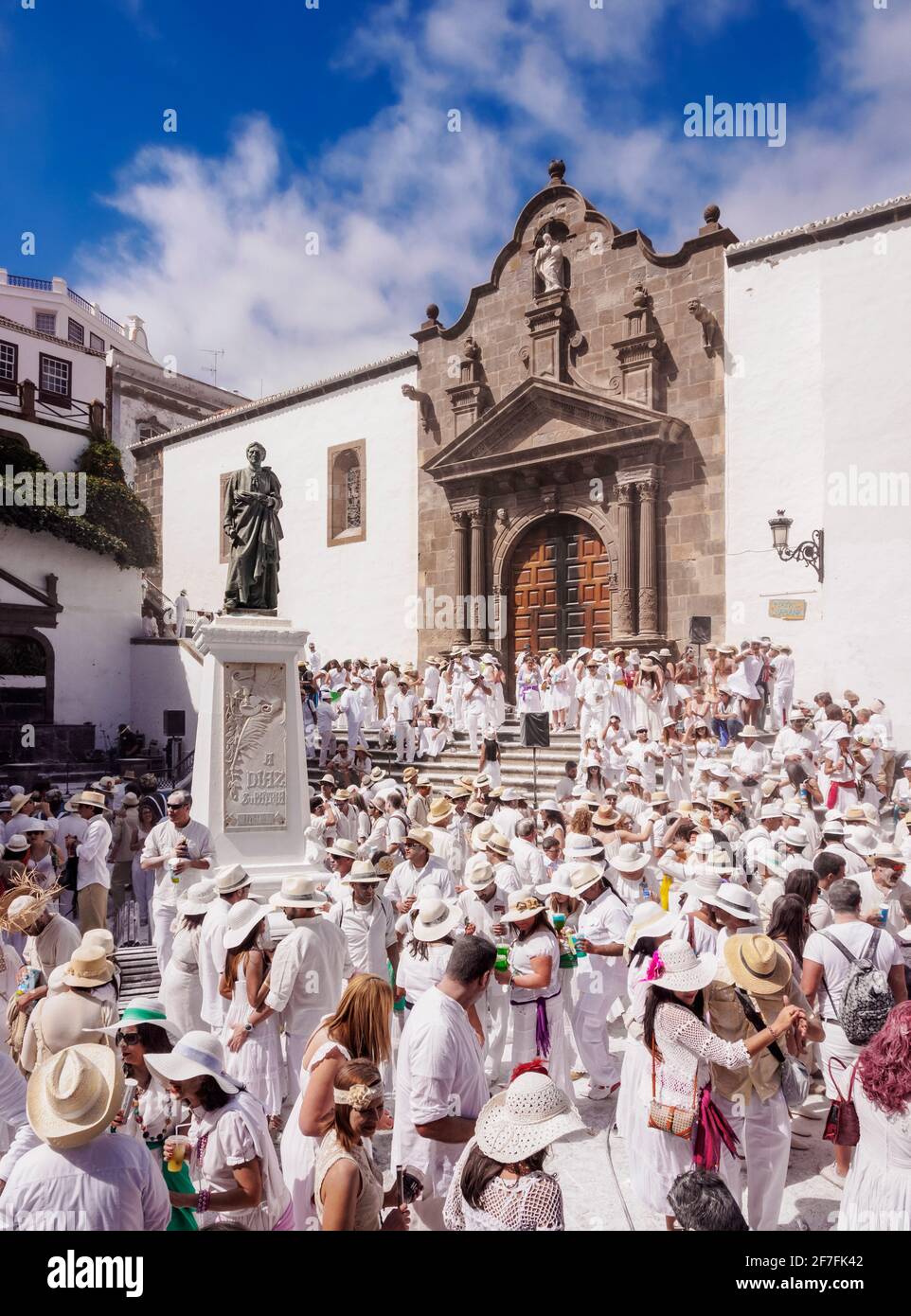 Los Indianos Carnival Party auf der Plaza de Espana vor der Kirche El Salvador, Santa Cruz de La Palma, Kanarische Inseln, Spanien, Europa Stockfoto