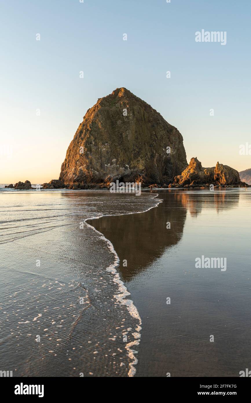 Heuhaufen-Felsen mit Ebbe, Cannon Beach, Clatsop County, Oregon, Vereinigte Staaten von Amerika, Nordamerika Stockfoto