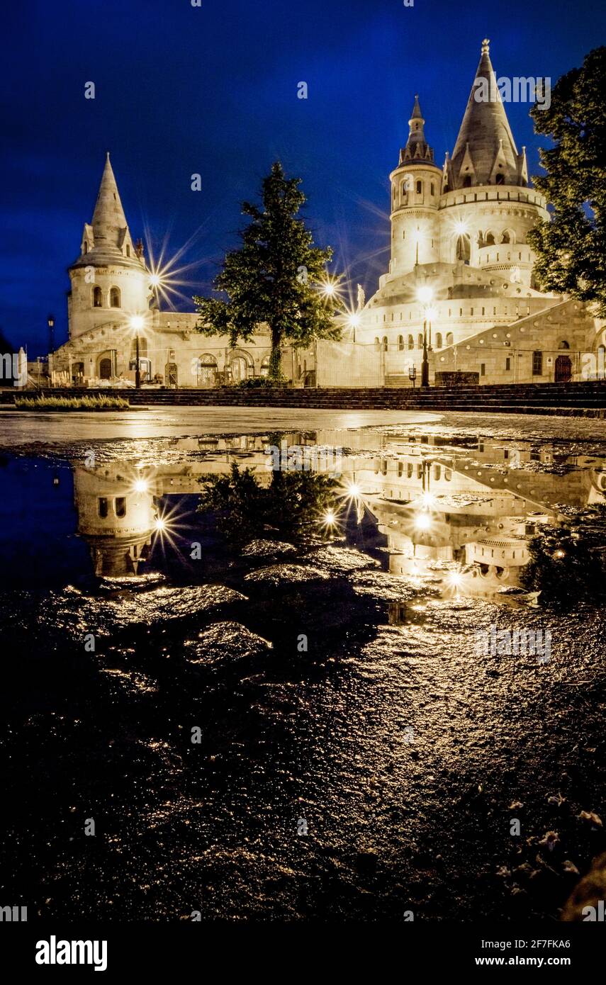 Die Halaszbastya (Fischerbastei) bei Nacht, in der Budaer Burg, im 1. Bezirk von Budapest, UNESCO-Weltkulturerbe, Budapest Stockfoto