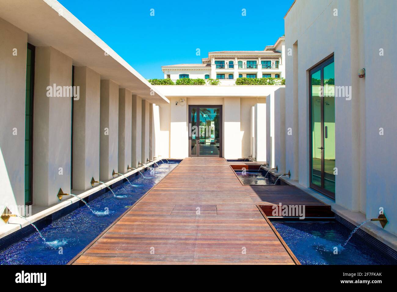 ADU Dhabi, VAE - 27. März 2018: Pool mit blauem Wasser und Restaurantgebäude des Luxushotels - St. Regis Saadiyat Island Resort Stockfoto