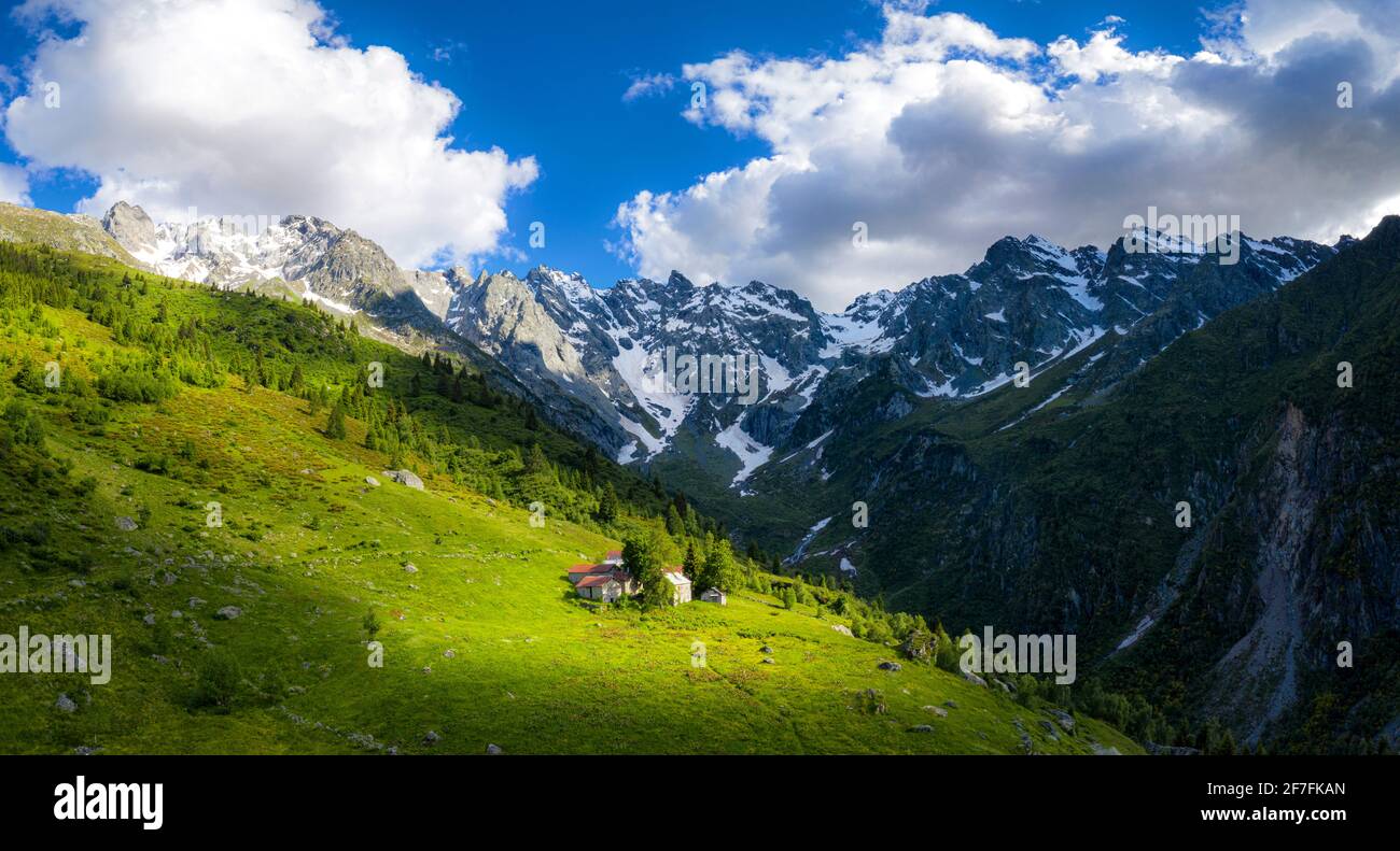Alte Gruppe von Hütten von Sonne beleuchtet, Val d'Arigna, Valtellina, Orobie Alpen, Lombardei, Italien, Europa Stockfoto