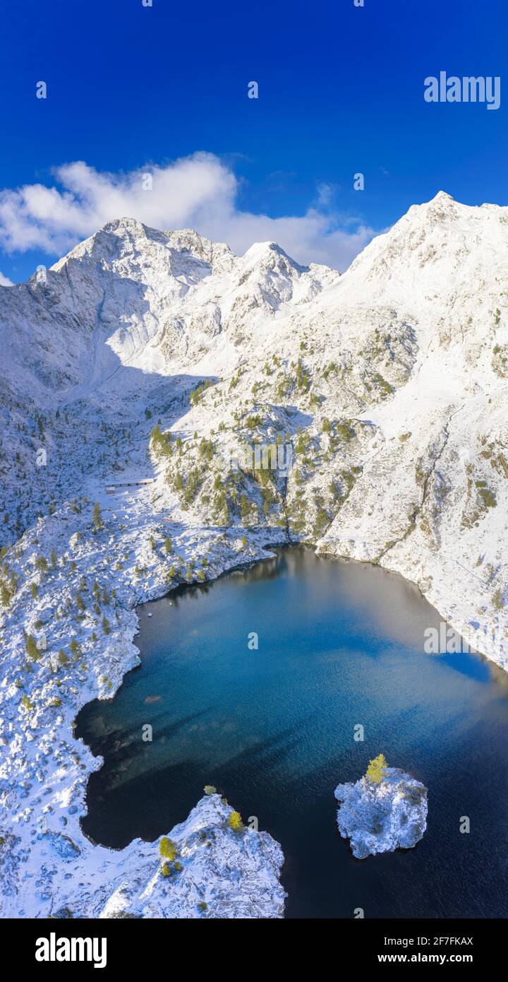Luftaufnahme des Lago Nero nach einem sommerlichen Schneefall, Val Belviso, Valtellina, Orobie Alps, Lombardei, Italien, Europa Stockfoto