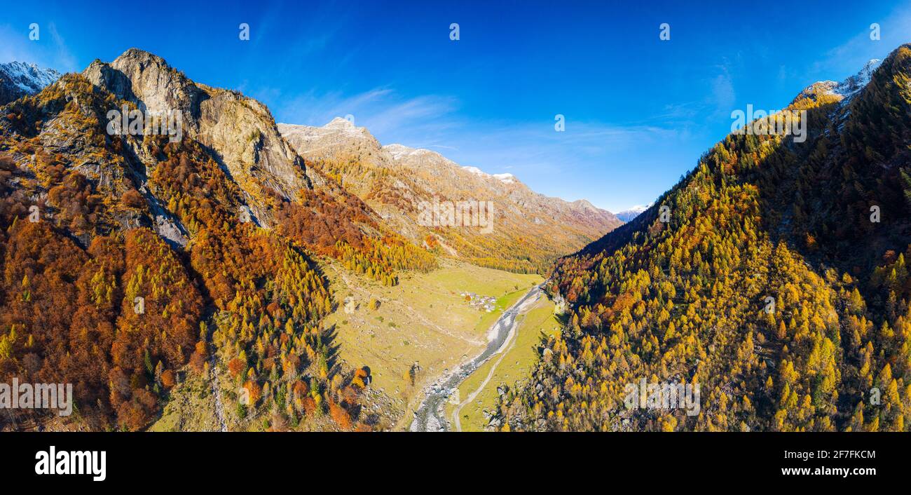 Panorama-Luftaufnahme des Val Bodengo im Herbst, Valchiavenna, Valtellina, Lombardei, Italien, Europa Stockfoto