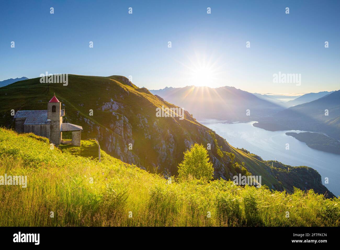 Kirche von San Bartolomeo mit Blick auf den Comer See, Musso, Comer See, Lombardei, Italienische Seen, Italien, Europa Stockfoto