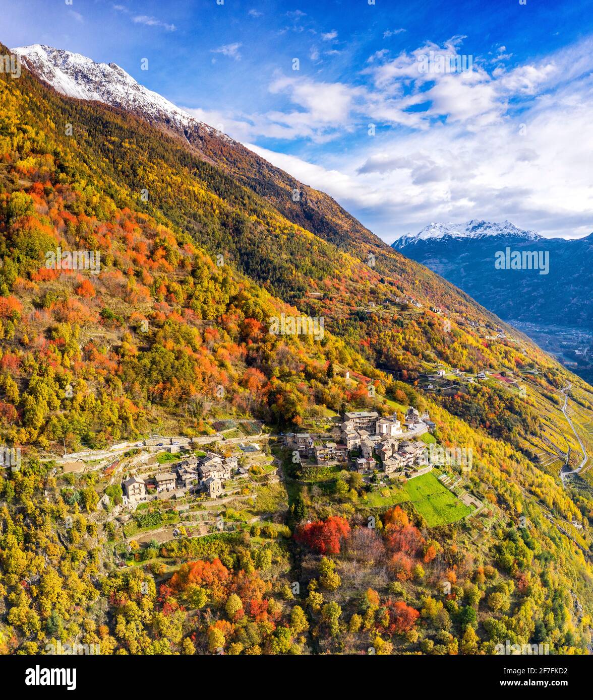 Luftaufnahme des traditionellen Dorfes, Valtellina, Lombardei, Italien, Europa Stockfoto