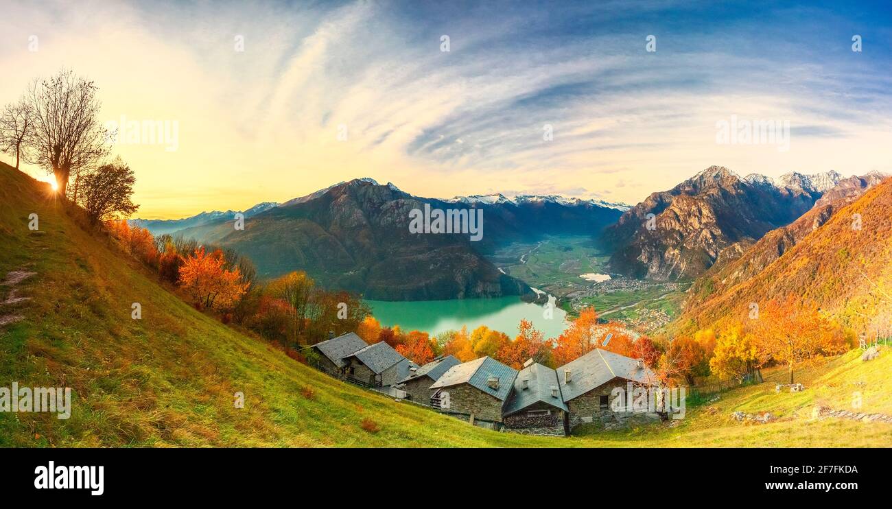 Panoramablick auf das alte Dorf von Chalets, Valchiavenna, Valtellina, Lombardei, Italien, Europa Stockfoto