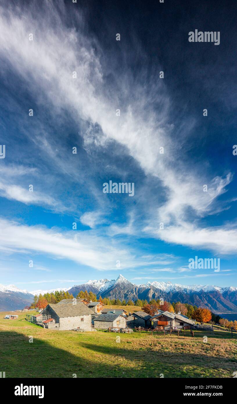 Erstaunliche Wolken über dem traditionellen Bergdorf, Valchiavenna, Lombardei, Italien, Europa Stockfoto