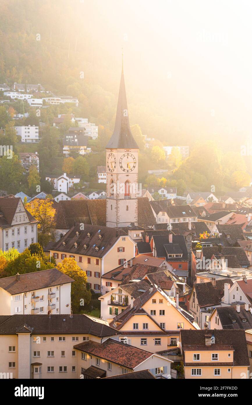 Sonnenlicht beleuchtet die Altstadt von Chur, Kanton Graubünden, Schweiz, Europa Stockfoto