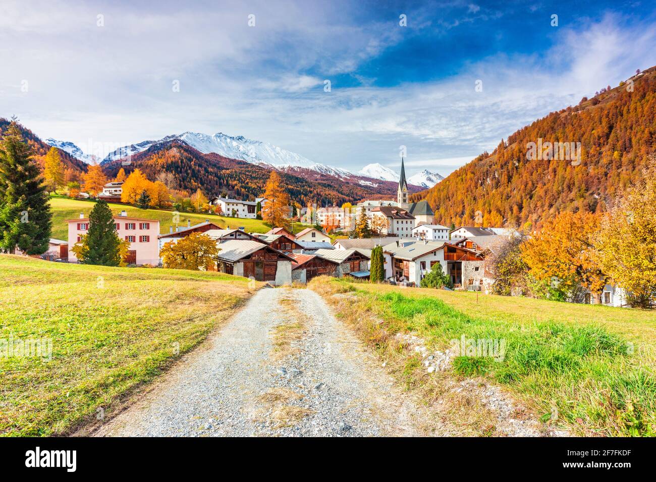 Traditionelles Schweizer Dorf namens Santa Maria im Val Mustair, Kanton Graubünden, Schweiz, Europa Stockfoto