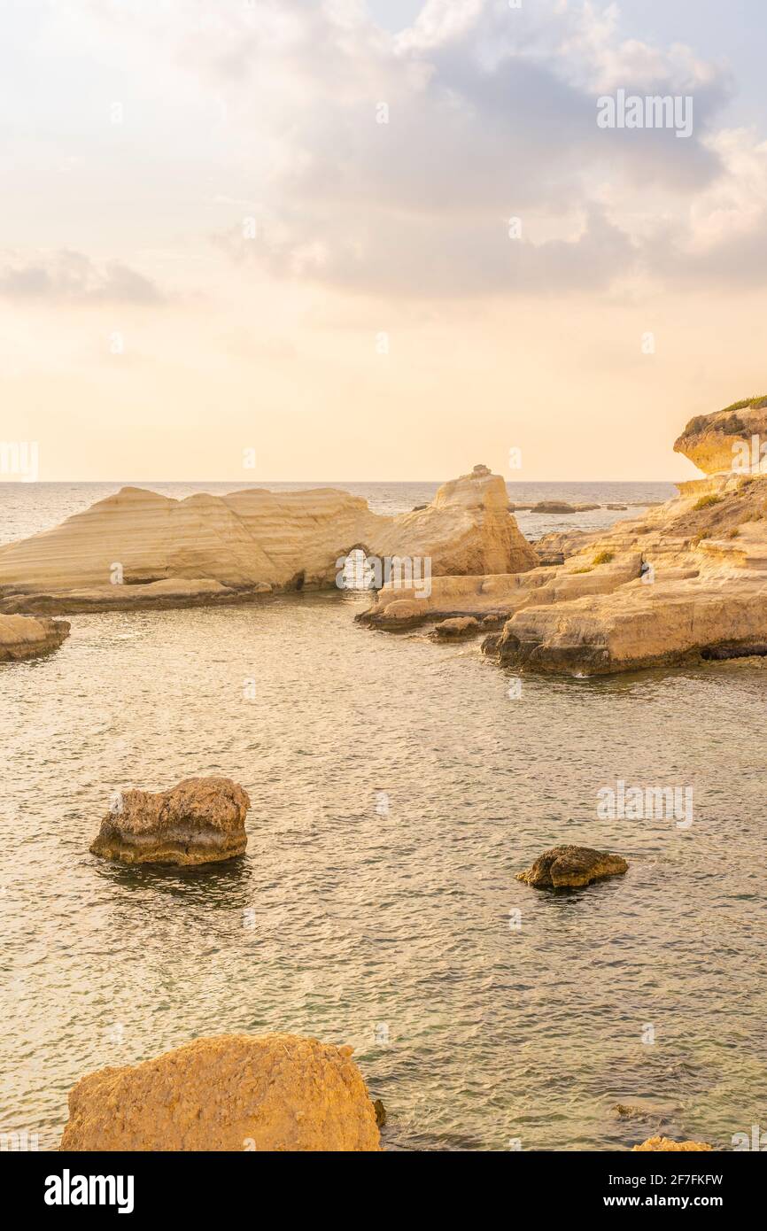 Küstenlandschaft bei Sonnenuntergang in Paphos, Zypern, Europa Stockfoto