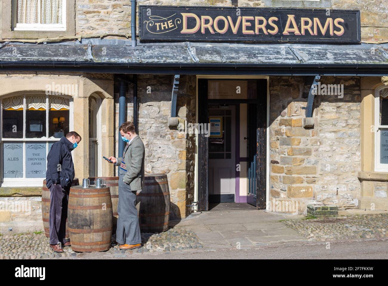 Grassington, Großbritannien. April 2021. Nichola Ralph (James Herriot) und Callum Woodhouse (Tristan Farnon) Proben eine Szene, die Masken trägt, während die Dreharbeiten für die zweite Serie von Channel 5 Re-Make of All Creatures Great and Small im Dorf Grassington im Yorkshire Dales Nation Park stattfinden. (Kredit: Tom Holmes Photography / Alamy Live News) Stockfoto