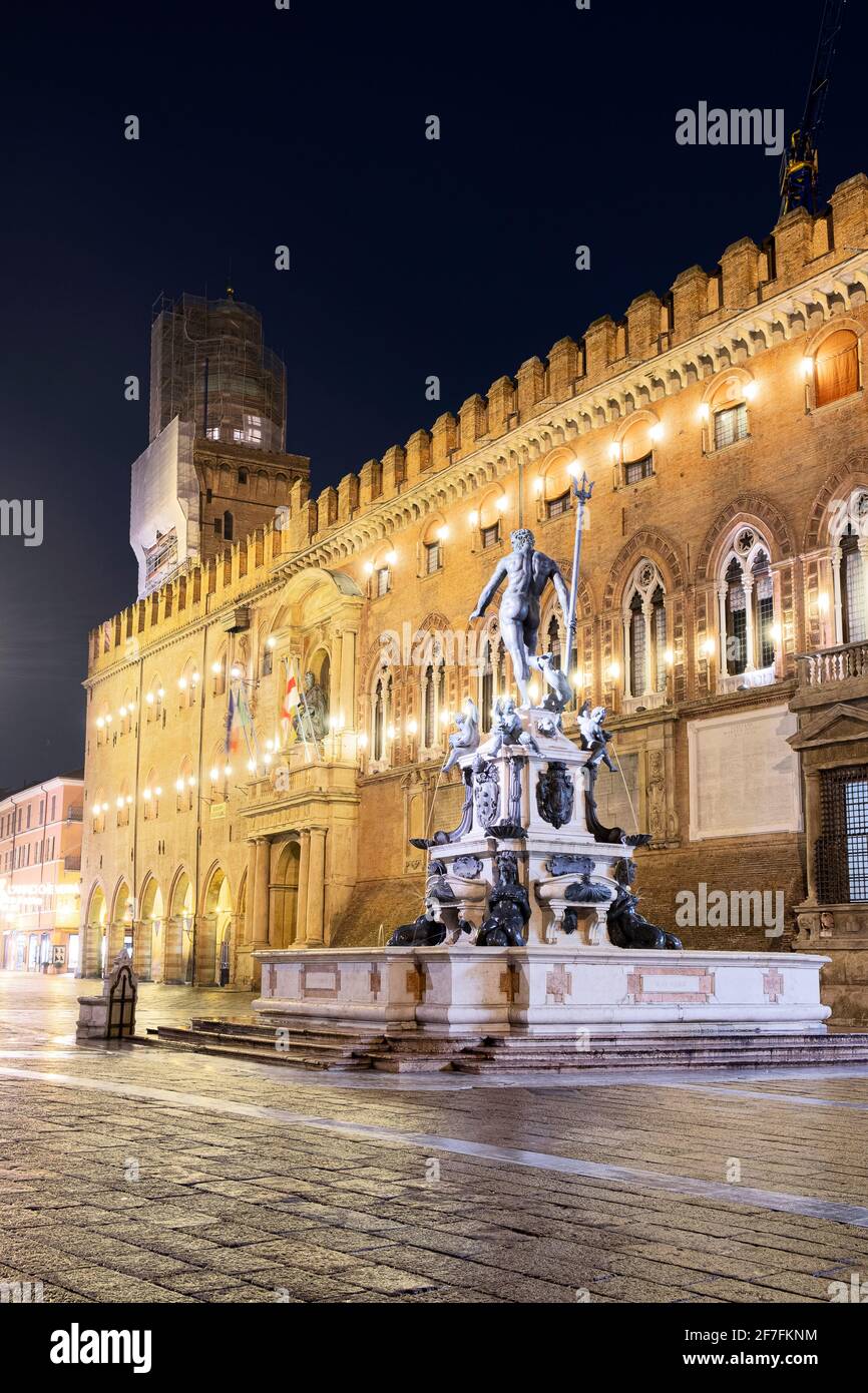 Nachtansicht des Neptunbrunnens und des städtischen Palastes d'Accursio im historischen Zentrum von Bologna, Bologna, Emilia Romagna, Italien, Europa Stockfoto