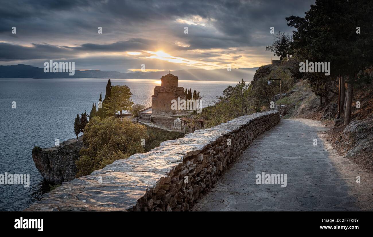 Panoramablick auf Saint John at Kaneo, eine orthodoxe Kirche auf einer Klippe mit Blick auf den Ohridsee, UNESCO-Weltkulturerbe, Ohrid, Nordmakedonien Stockfoto