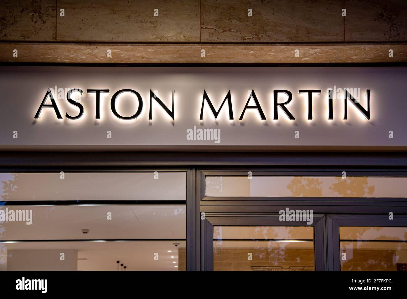 Aston Martin Logo Emblem Showroom Stockfoto